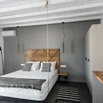 The Mykonist Merchia & בית נופש