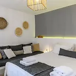 The Mykonist Merchia & בית נופש