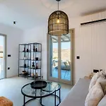 בית נופש The Mykonist Merchia & Merchia Beach